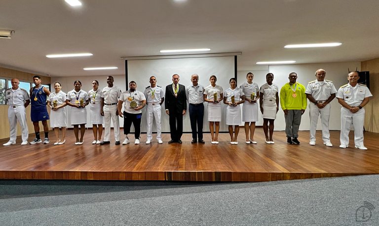 Ministro da Defesa visita Centro de Educação Física da Marinha no Rio de Janeiro
