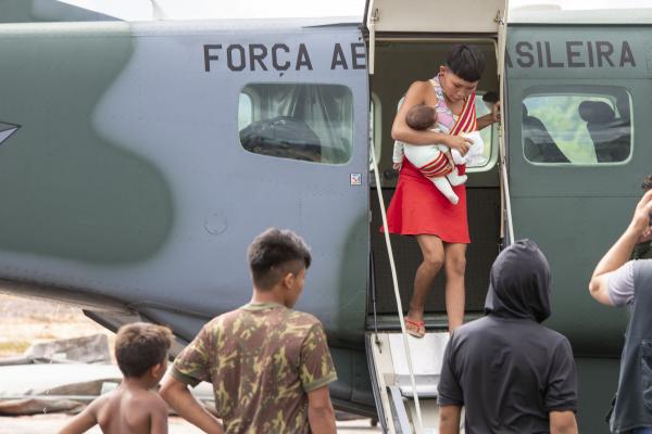 FAB realiza missão de interiorização para retorno de famílias indígenas após tratamento médico em Boa Vista