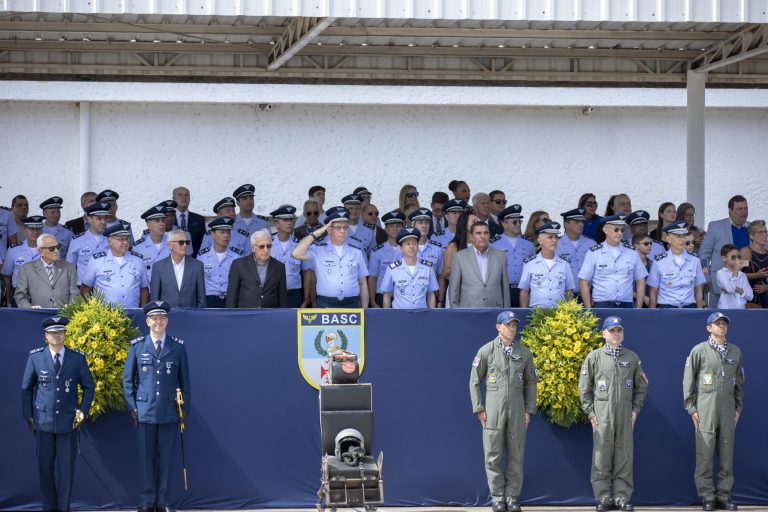 FAB comemora Dia da Aviação de Caça e homenageia militares com Medalha “Mérito Operacional Brigadeiro Nero Moura”