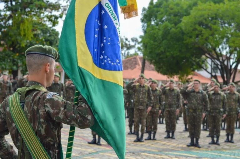 Cerimônia no Batalhão Hermes Ernesto da Fonseca celebra símbolos nacionais e parabeniza militares recém-promovidos