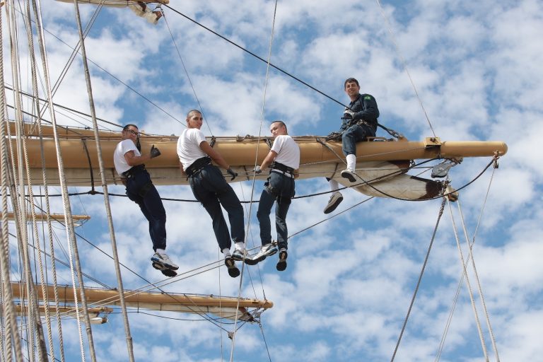 Aprendizes-Marinheiros da EAMSC recebem instrução a bordo do Navio-Veleiro “Cisne Branco”