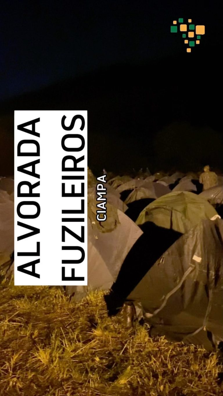 Alvorada no Campo de Treinamento para a formação de Fuzileiros Navais

No campo ...
