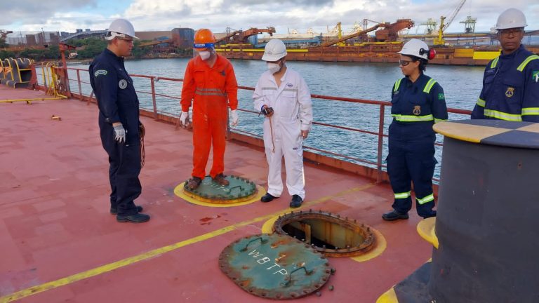 Marinha realiza teste de equipamento de combate à poluição hídrica em Vitória (ES)