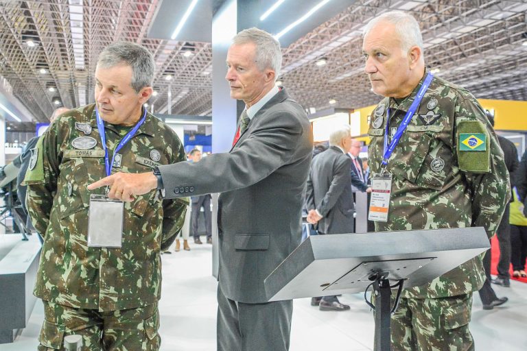 Comandante do Exército visita Feira Internacional de Defesa e Segurança – LAAD Defense & Security 2023