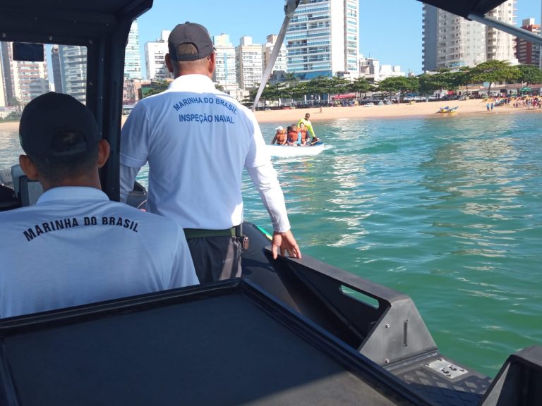 Marinha acompanha evento náutico de limpeza nas ilhas de Vila Velha, ES