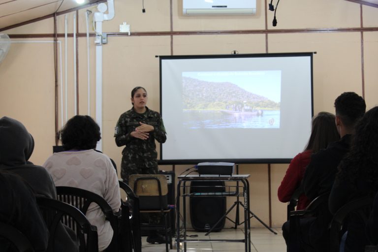 Aspirante a Oficial promove palestra sobre o Exército em escola de Santana do Livramento