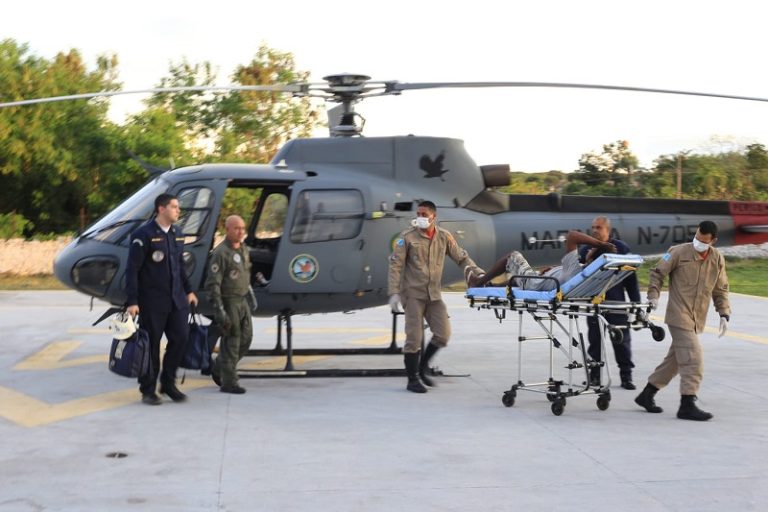 Marinha do Brasil realiza resgate de homem ferido por coice de cavalo em Corumbá-MS