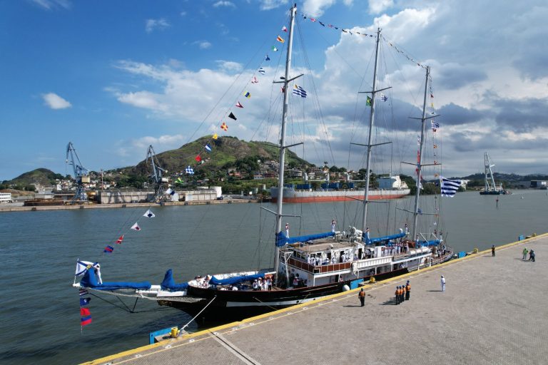 Navio-Escola “Capitán Miranda” da Armada da República Oriental do Uruguai abre para visitação em Vitória