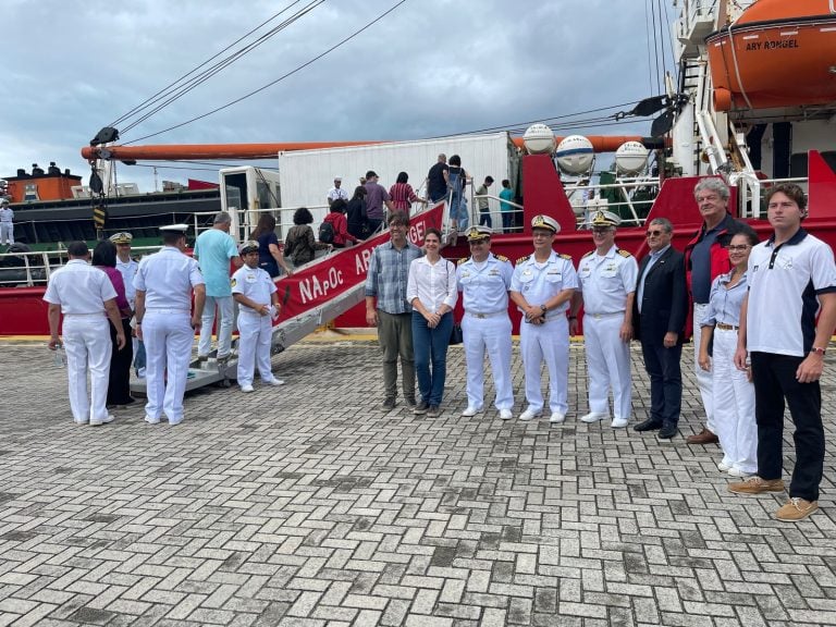 Navios de Apoio Oceanográfico e Navio de Socorro Submarino realizam visitação no Porto de Vitória (ES)