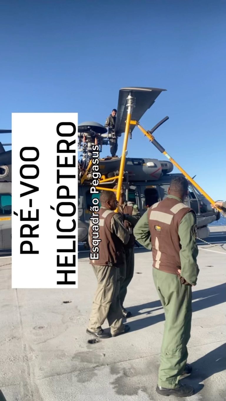 Pré-voo do helicóptero Super Cougar no maior navio de guerra da Marinha do Brasi...