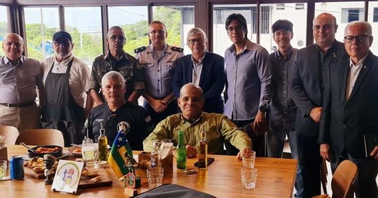 Membros do GRUSEF, forças armadas, forças auxiliares e apoiadores se reúnem em almoço para celebrar o dia da libertação na Itália