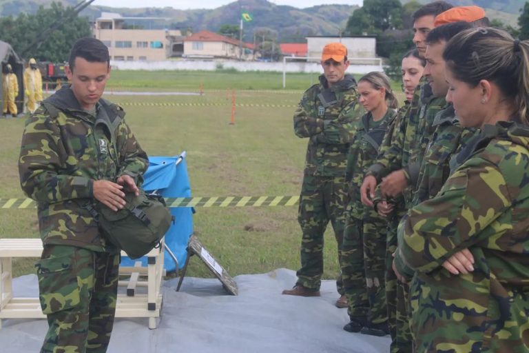 1º Batalhão DQBRN coopera com Curso de DQBRN para Oficiais em instruções de descontaminação