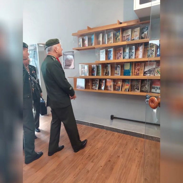 Comandante Militar do Leste visita posto de vendas da Biblioteca do Exército em Belo Horizonte