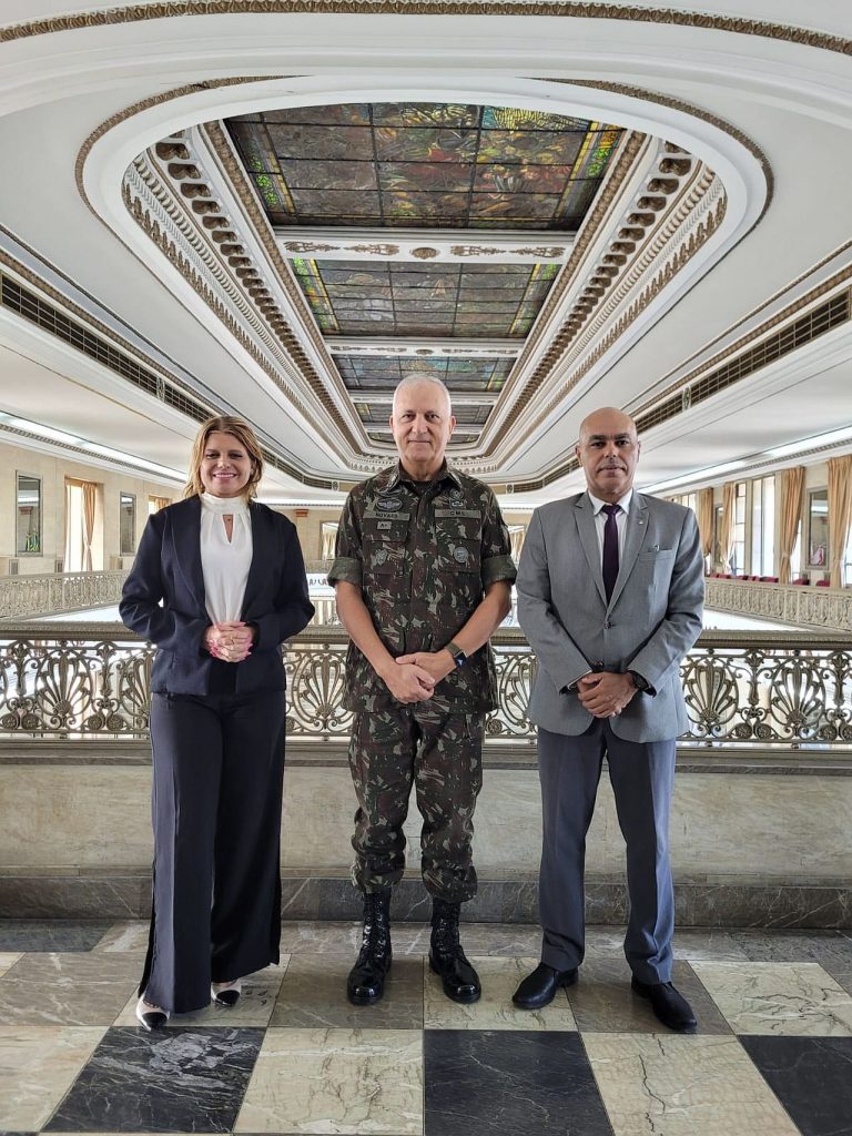 Comandante Militar do Leste recebe Procurador e Procuradora de Justiça Militar no Palácio Duque de Caxias