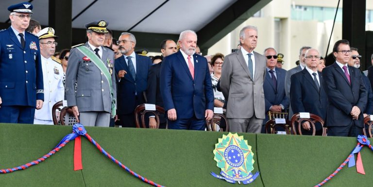 Presidente e Ministro da Defesa participam da solenidade do Dia do Exército