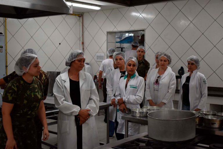 Estudantes de Nutrição visitam o 5º Batalhão de Suprimento em Curitiba