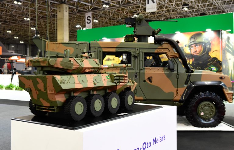 Blindados do Exército vão receber atualizações apresentadas em feira de segurança e defesa