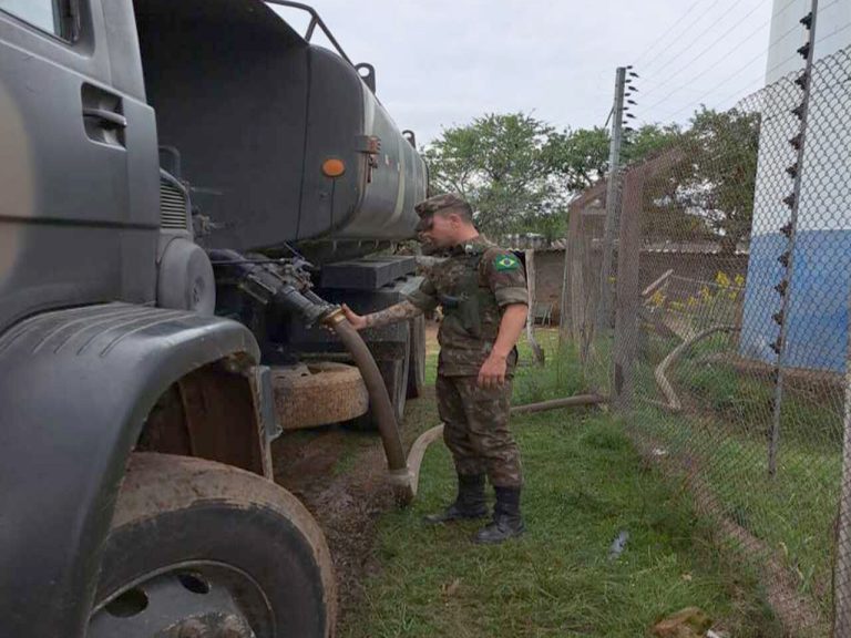 Exército Brasileiro fornece água potável para municípios afetados pela seca no RS