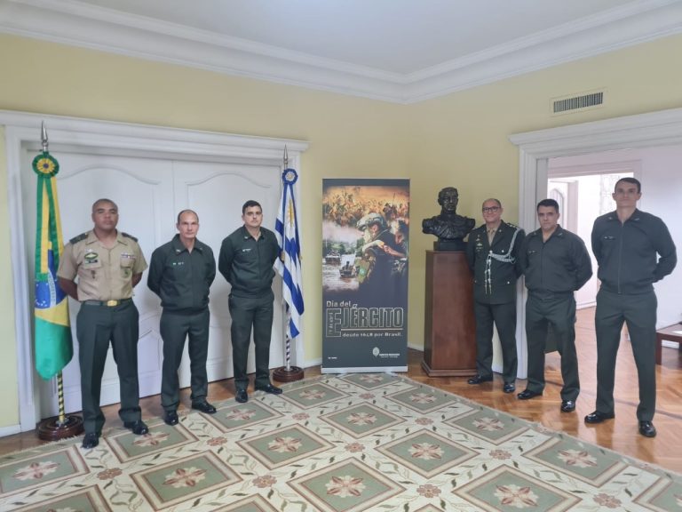 Comemoração dos 375 anos do Exército Brasileiro ocorreu na Embaixada do Brasil no Uruguai