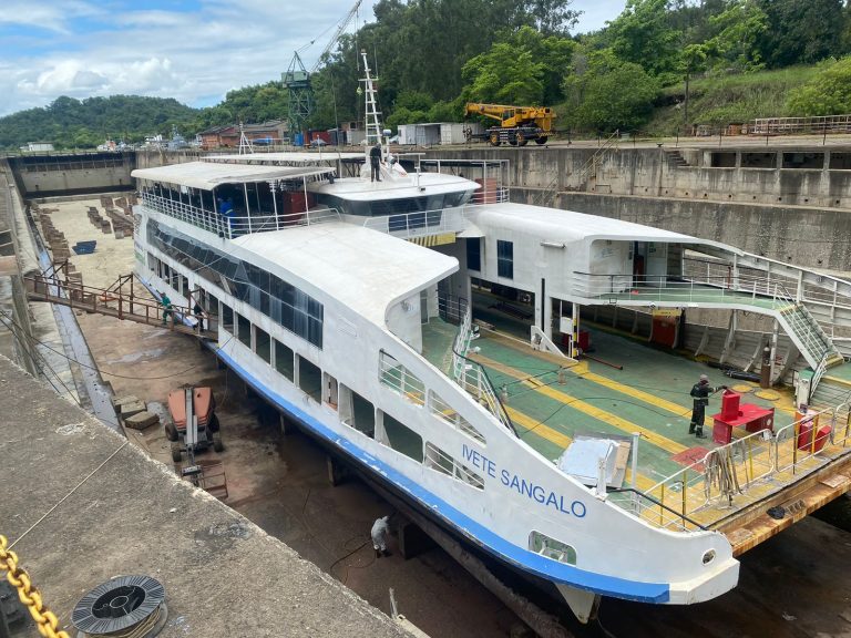 Base Naval de Aratu realiza docagem do Ferry-Boat “Ivete Sangalo” para manutenção