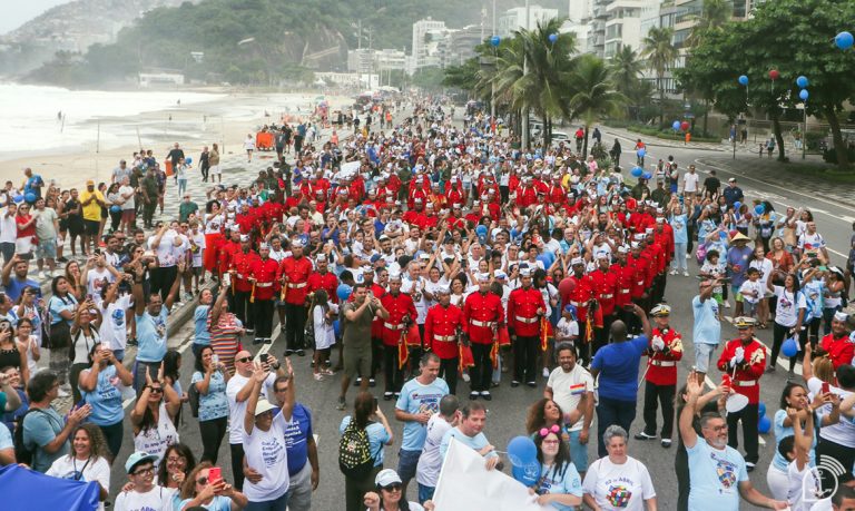 Banda Marcial do Corpo de Fuzileiros Navais emociona público na 10ª Caminhada pela Conscientização do Autismo no Rio de Janeiro