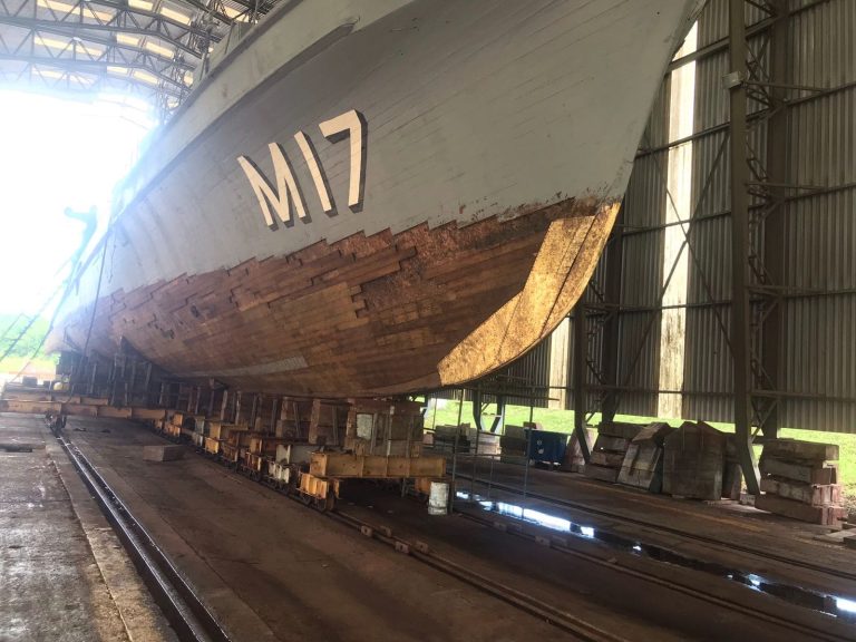 Base Naval de Aratu realiza desdocagem do Navio-Varredor “Atalaia”