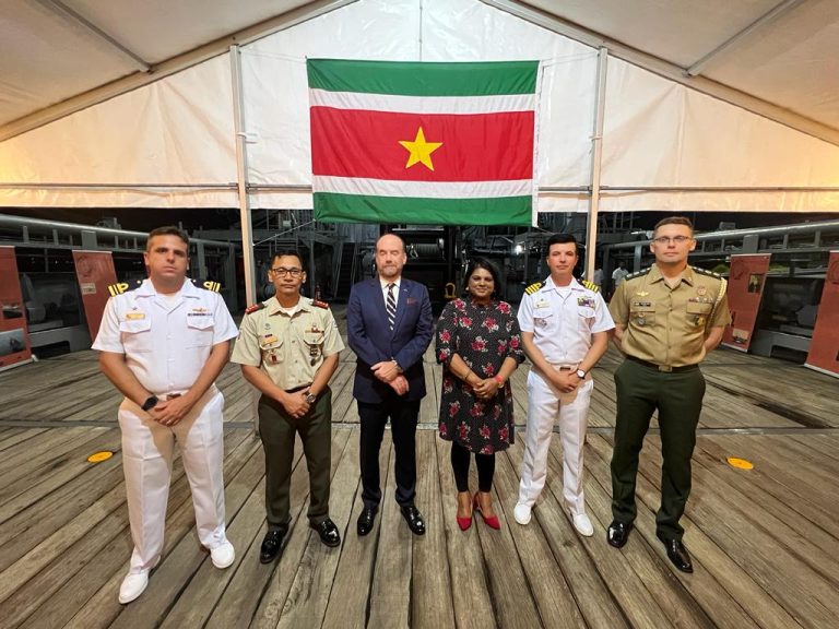 Navio de Apoio Oceânico “Iguatemi” é recebido por autoridades no Suriname