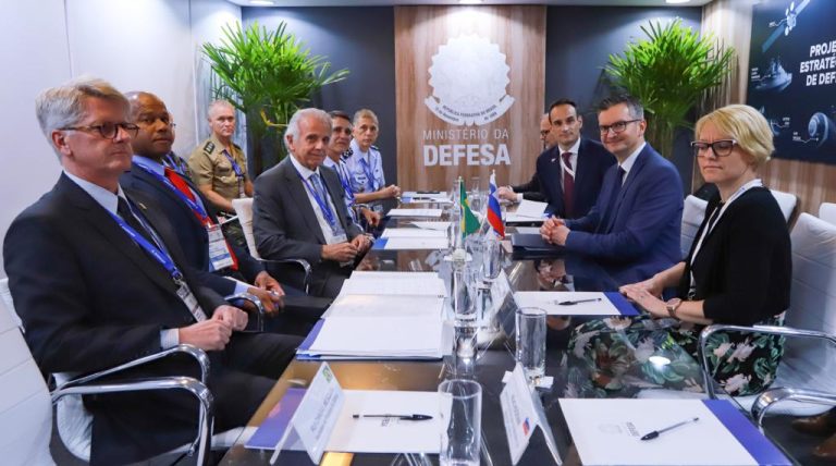 Brasil e Eslovênia firmam acordo de cooperação em Defesa durante a LAAD 2023 no Rio de Janeiro
