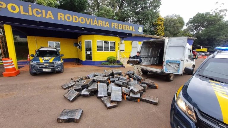 PRF prende dois homens transportando 1,4 tonelada de maconha em furgão clonado do Exército Brasileiro