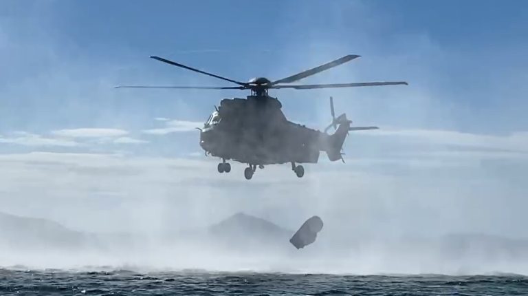 Fuzileiros Navais realizam primeiro lançamento de Embarcação de Desembarque Pneumática com kit Heli Drop