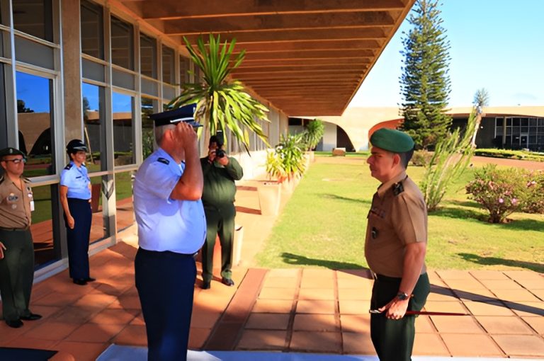 General Flavio Marcus Lancia Barbosa visita a Escola Superior de Defesa e enfatiza a importância da pesquisa na Defesa