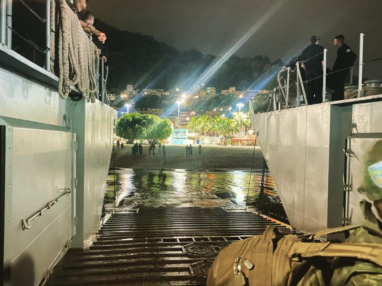 A Ilha da Marambaia, um
cenário pitoresco, torna-se palco para o ápice da jornad...