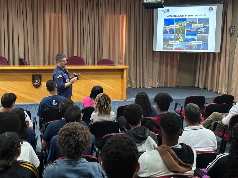 Alunos do IFES visitam Capitania dos Portos do Espírito Santo para aprimorar conhecimentos práticos
