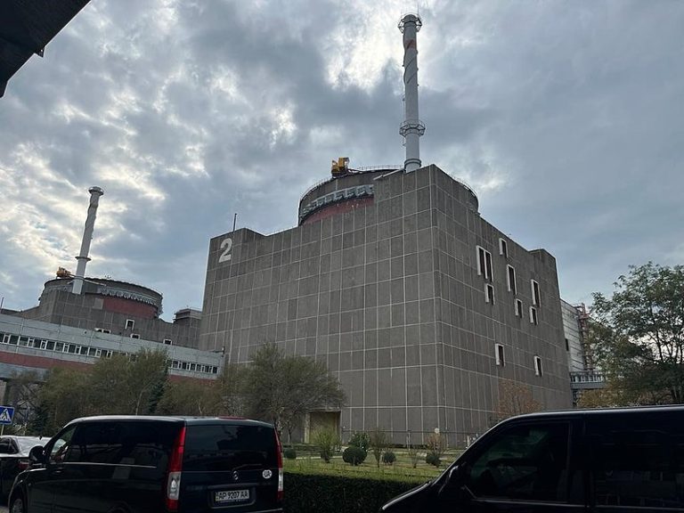 Forças russas evacuam moradores próximos à central nuclear de Zaporizhia na Ucrânia
