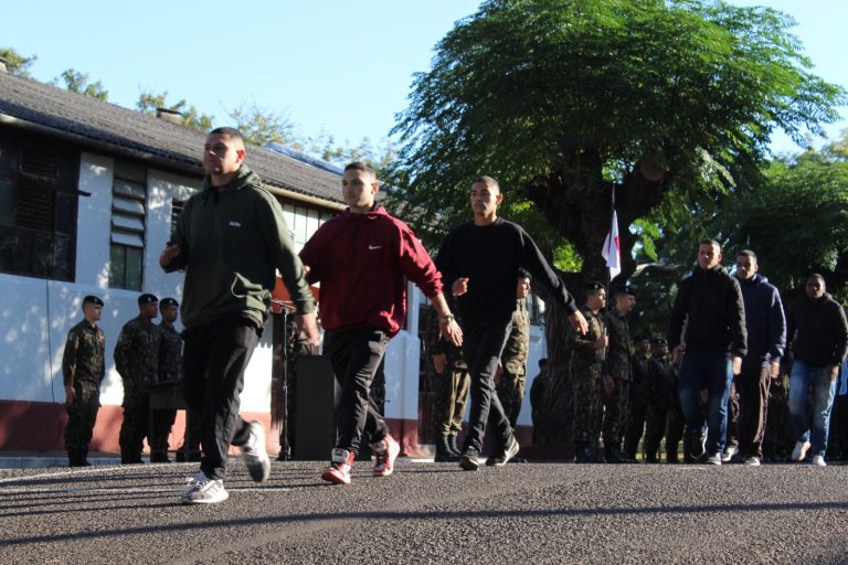 7º Regimento de Cavalaria Mecanizado homenageia militares na cerimônia de licenciamento
