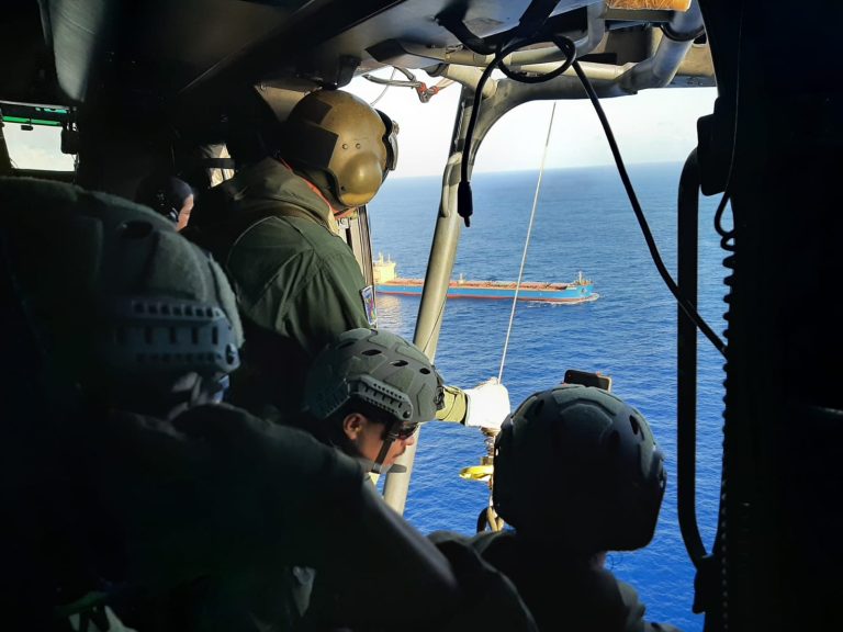 Esquadrão Falcão resgata homem com grave trauma em navio mercante