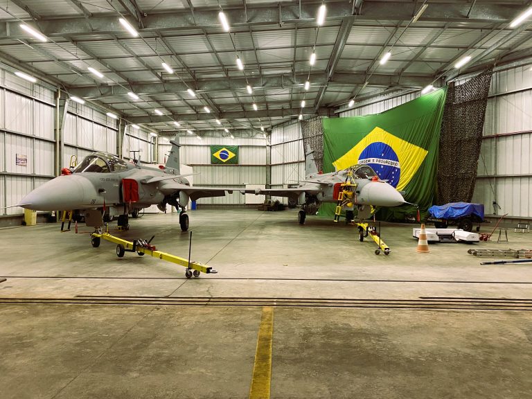 Força Aérea Brasileira recebe duas novas aeronaves de caça F-39E Gripen