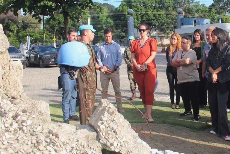 Instituto Meira Mattos da ECEME visita o CCOPAB e explora o papel do Brasil em Missões de Paz