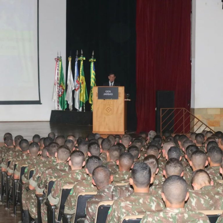 General de Exército Jarbas Bueno da Costa ministra palestra motivacional na Escola de Sargentos das Armas