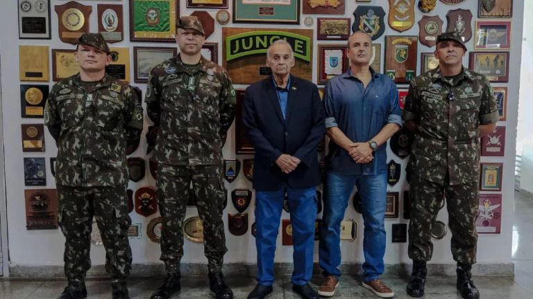 Ex-Comandantes do CIGS, pai e filho, visitam Centro de Instrução de Guerra na Selva