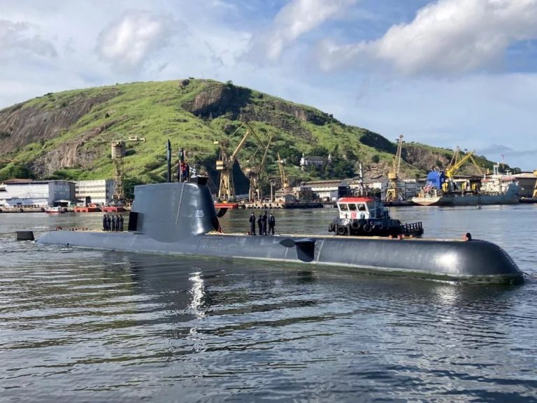 Submarino português atraca no Brasil pela primeira vez