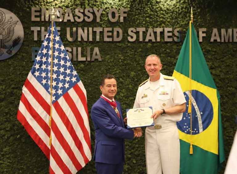 Almirante Garnier recebe prestigiosa medalha “Legion of Merit” em cerimônia notável