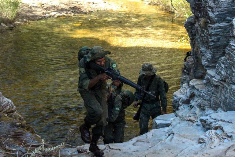 Tropa Anfíbia da Marinha do Brasil realiza treinamento intenso no Mar de Minas