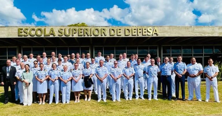 Alunos do Curso de Política e Estratégia Marítimas realizam Viagem de Estudos a Brasília