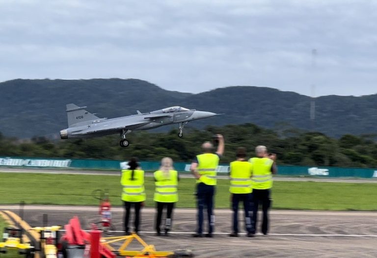 Força Aérea Brasileira recebe novas aeronaves Gripen FAB 4105 e FAB 4106
