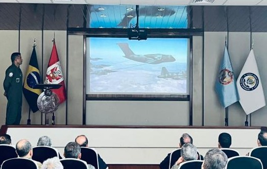 Autoridades peruanas são apresentadas à aeronave KC-390 Millennium durante o Exercício Cooperación IX