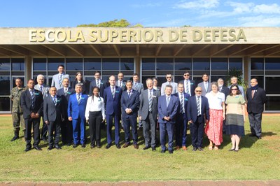 Delegação Internacional do Royal College Visita a Escola Superior de Defesa