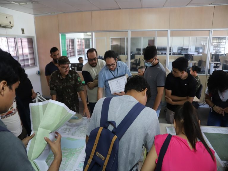 Alunos da UFAM visitam 4º Centro de Geoinformação em Manaus para conhecer processo de produção cartográfica