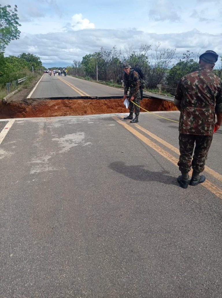Exército trabalha para restaurar tráfego em rodovia BR-174 após cheia de rio em Roraima