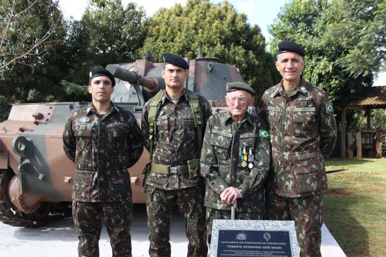 Exército Brasileiro celebra veterano e doa blindado histórico a município gaúcho